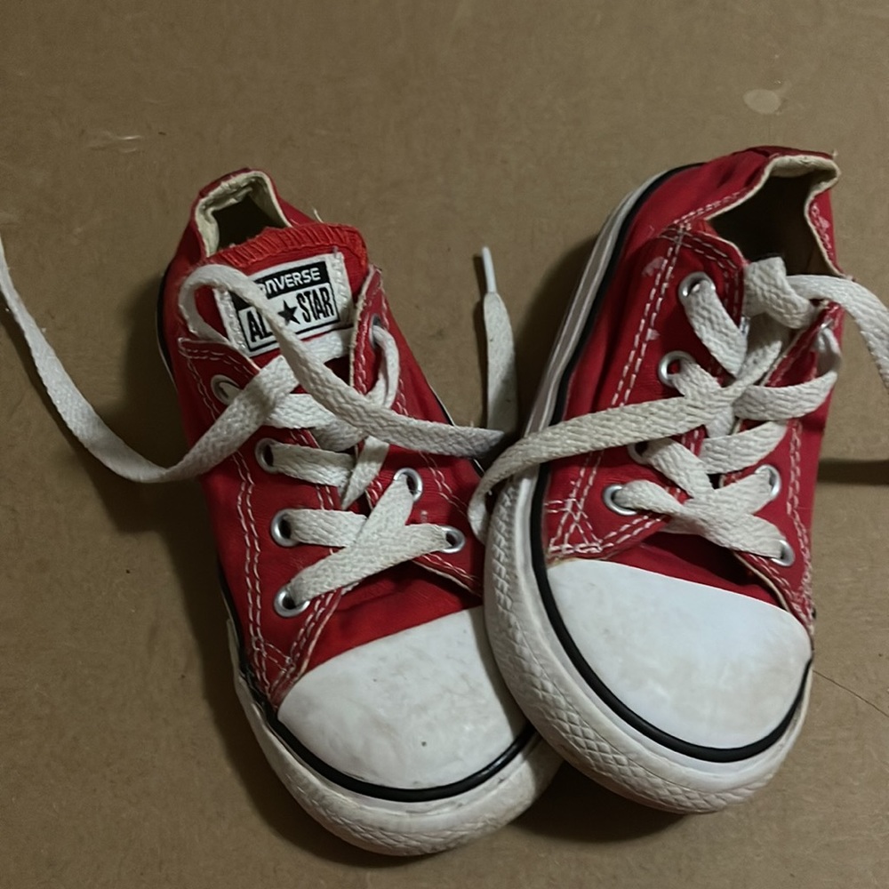 Red converse - Picture 4 of 4